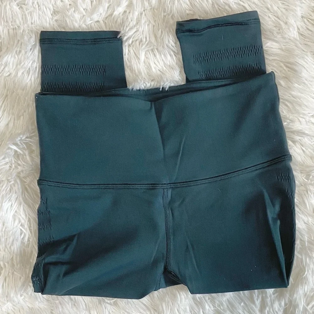 Lululemon green Capri leggings with cutouts size 4